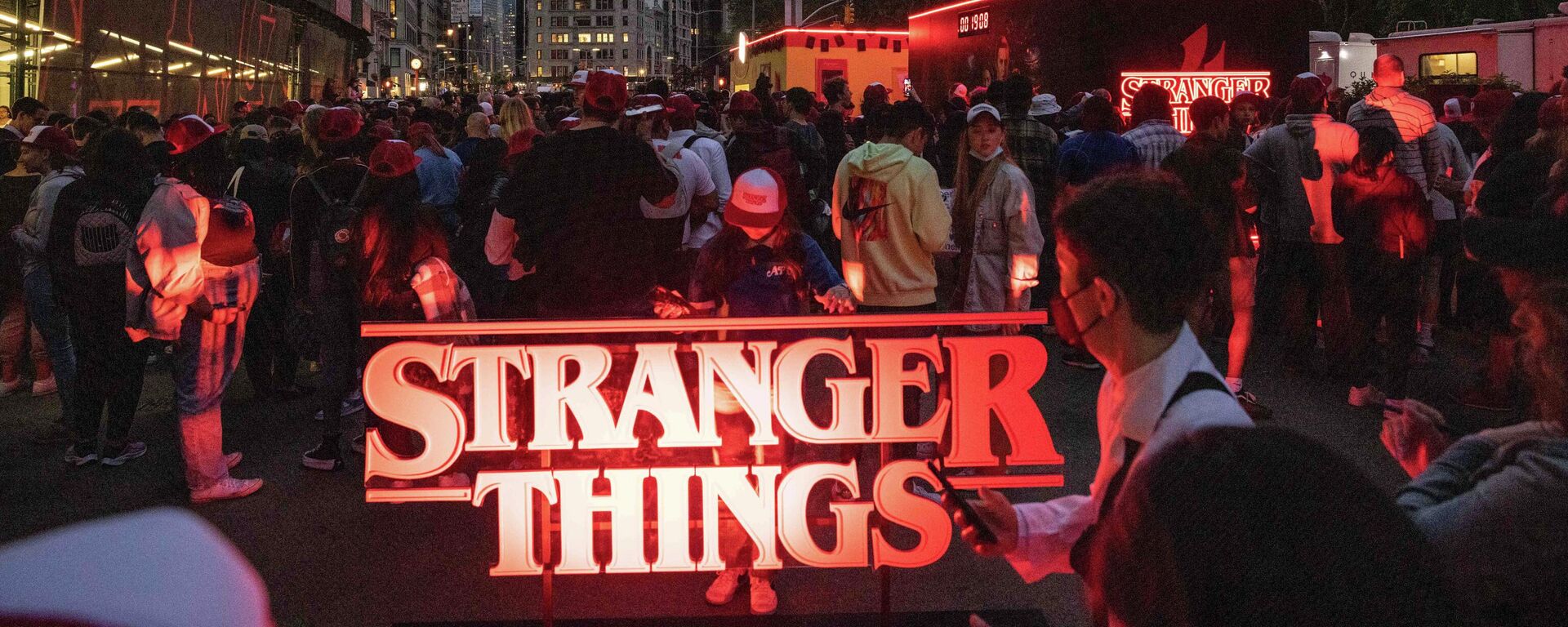 People attend the Stranger Things 4 global fan event at Flatiron Plaza in New York on May 26, 2022. - Sputnik International, 1920, 02.07.2022
