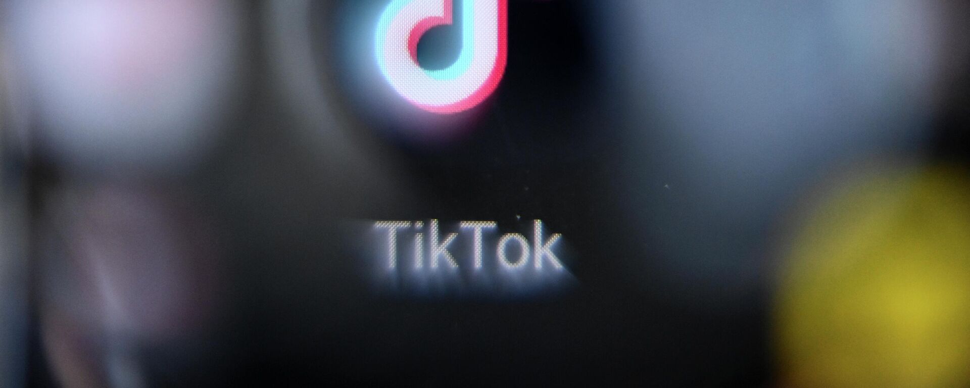 This picture taken in Moscow on October 12, 2021 shows the Chinese social networking service TikTok's logo on a smartphone screen. - Sputnik International, 1920, 02.07.2022