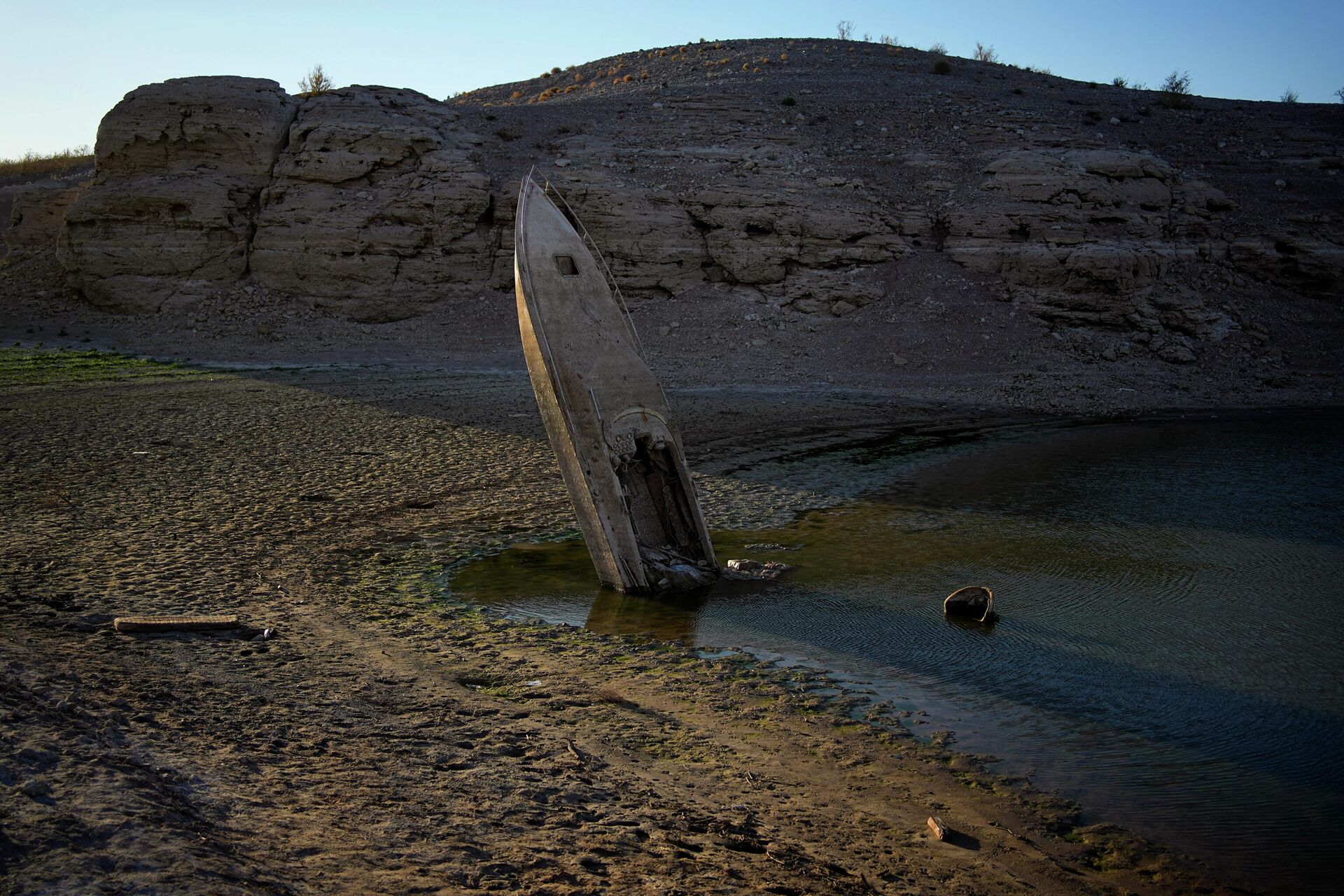 A formerly sunken boat sits upright into the air with its stern stuck in the mud along the shoreline of Lake Mead at the Lake Mead National Recreation Area, Friday, June 10, 2022, near Boulder City, Nev.  - Sputnik International, 1920, 02.07.2022