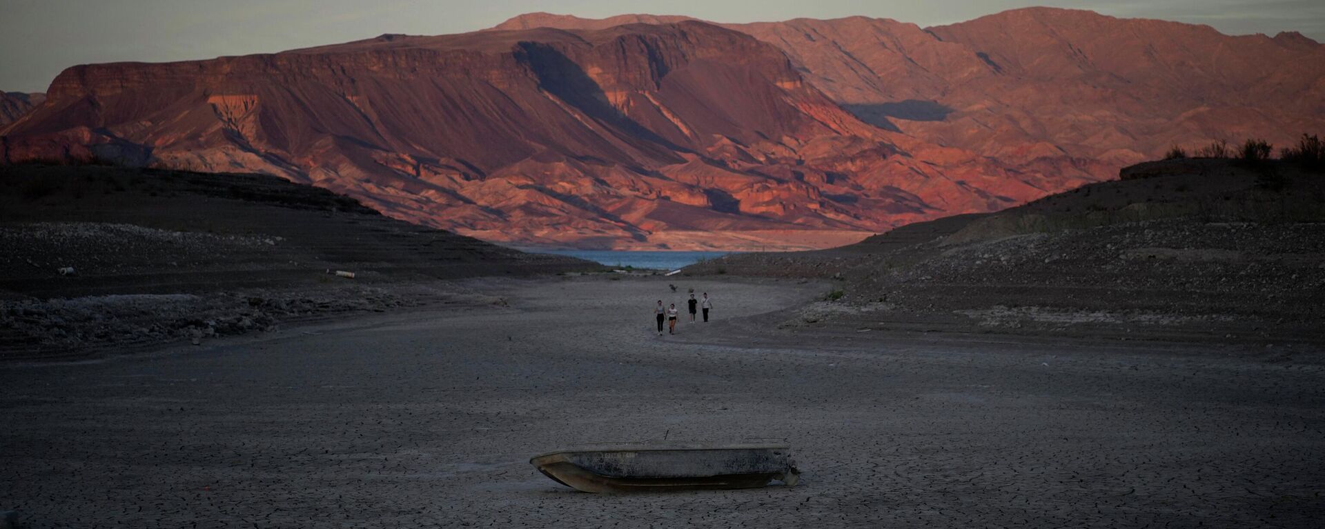 A formerly sunken boat sits on cracked earth hundreds of feet from what is now the shoreline on Lake Mead at the Lake Mead National Recreation Area, Monday, May 9, 2022, near Boulder City, Nev. - Sputnik International, 1920, 16.08.2022
