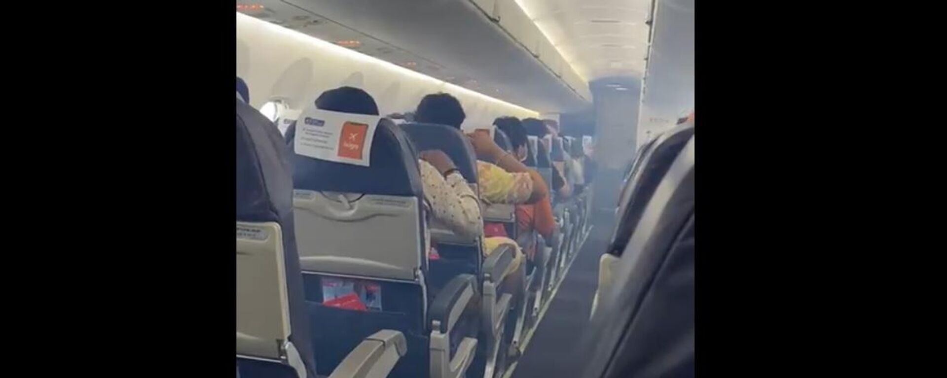 A SpiceJet passenger plane was forced to return to Delhi on Saturday after smoke filled the cabin while the aircraft was at the height of 5,000 ft - Sputnik International, 1920, 02.07.2022