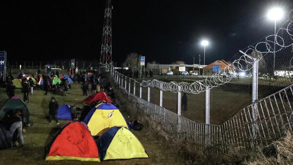 Migrants camp in tents next to the border fence at the Serbian Kelebija border village near Subotica on February 6, 2020, as the Tompa road border-crossing on the Hungarian side has been temporarily closed by the Hungarian police. - Sputnik International