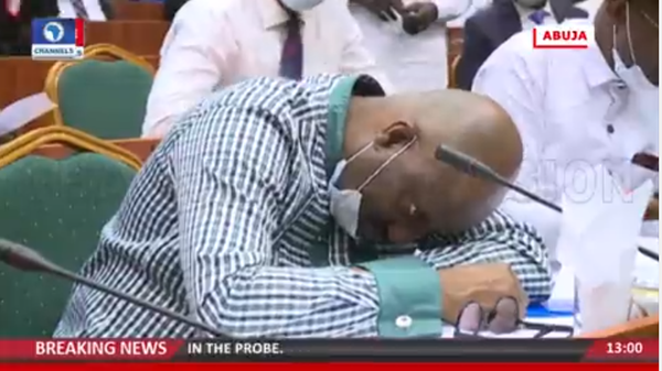 A Nigerian official simulating fainting.  - Sputnik International
