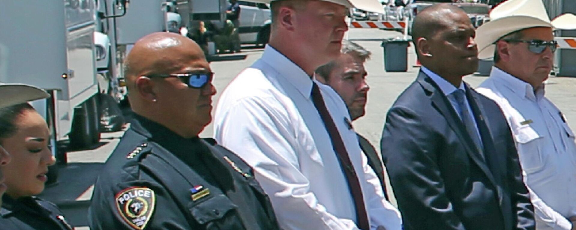 Uvalde School Police Chief Pete Arredondo, second from left, stands during a news conference outside of the Robb Elementary school in Uvalde, Texas, on May 26, 2022. The Uvalde school district’s police chief has stepped down from his position in the City Council just weeks after being sworn in following allegations that he erred in his response to the mass shooting at Robb Elementary School that left 19 students and two teachers dead.   - Sputnik International, 1920, 26.08.2022