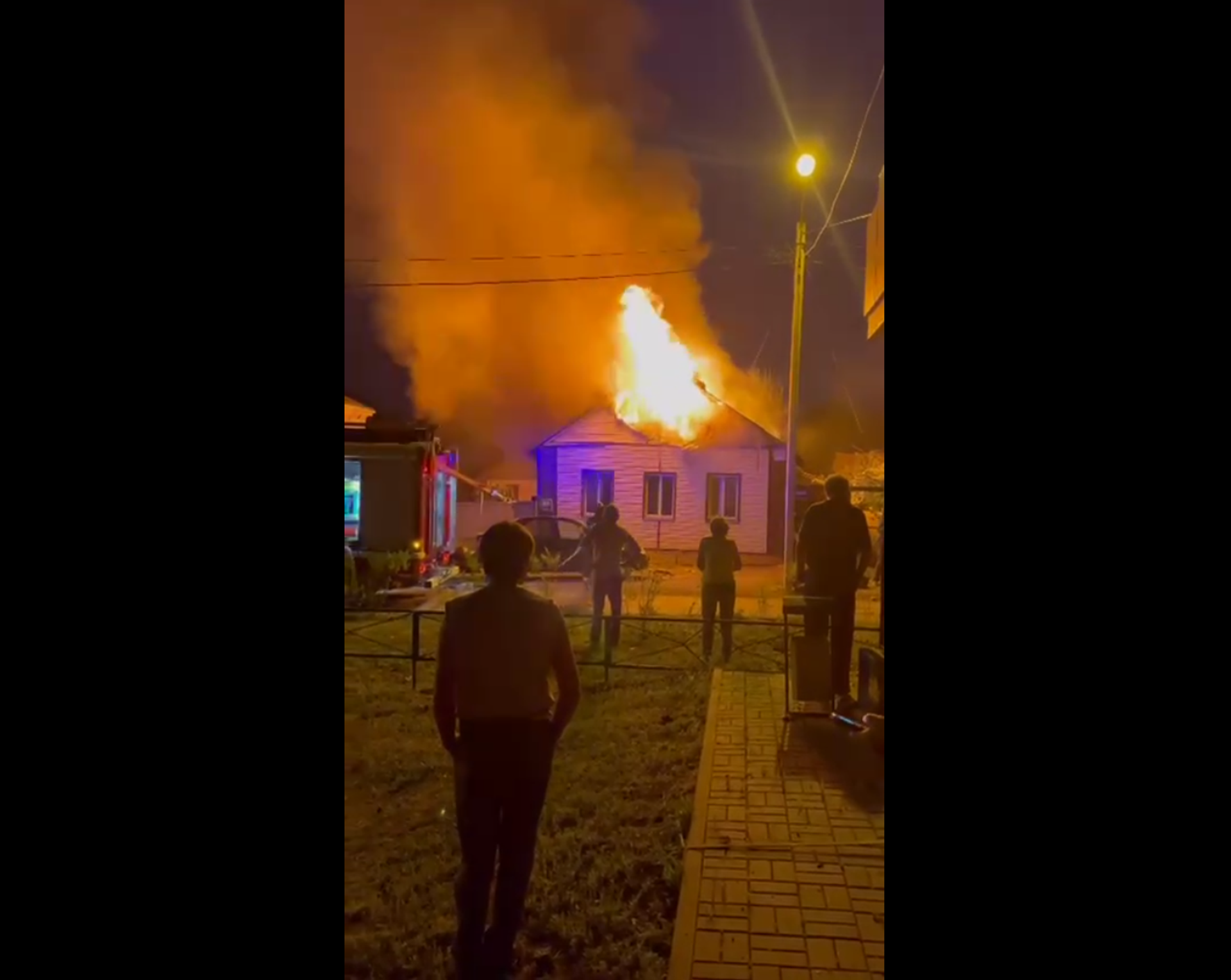A screenshot from a social media video showing a house on fire allegedly in Belgorod, Russia, on July 3, 2022. - Sputnik International, 1920, 03.07.2022