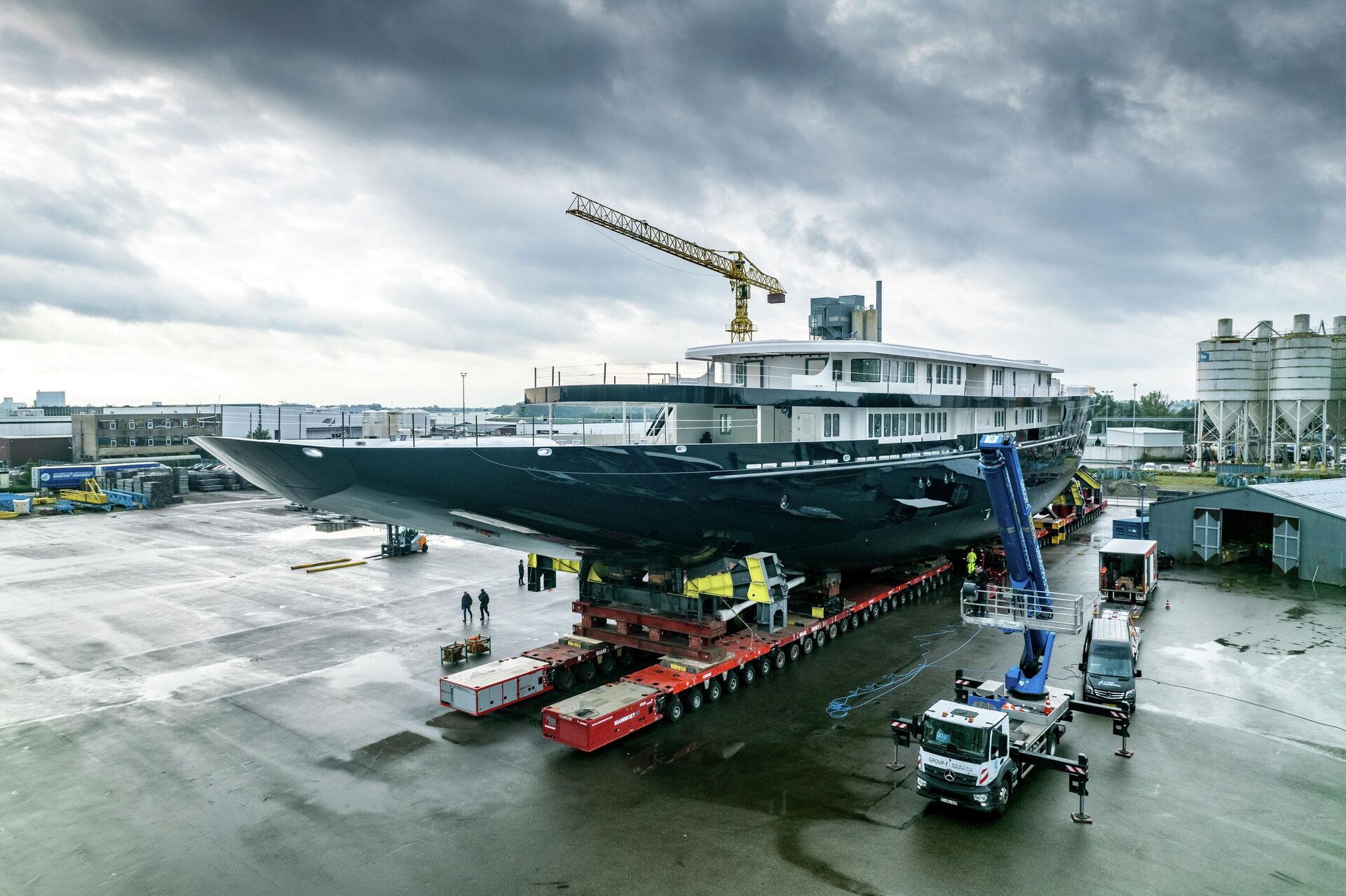View of a yacht, reportedly being built for Amazon founder Jeff Bezos, on the wharf in Zwijndrecht, near Rotterdam, Netherlands, Wednesday, Oct. 21, 2021. A plan to dismantle a historic bridge in the heart of Dutch port city Rotterdam so that the huge yacht can get to the North Sea is unlikely to be plain sailing. Reports this week that the city had already agreed to take apart the recently restored Koningshaven Bridge, known locally as De Hef sparked anger in the city, with one Facebook group set up calling for people to pelt the multimillion dollar yacht with rotten eggs. - Sputnik International, 1920, 03.07.2022