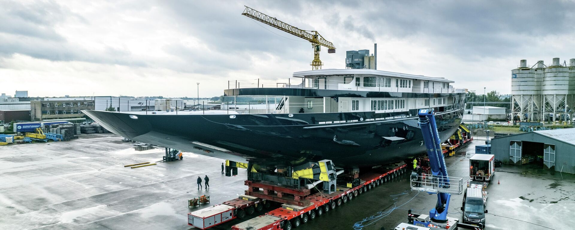View of a yacht, reportedly being built for Amazon founder Jeff Bezos, on the wharf in Zwijndrecht, near Rotterdam, Netherlands, Wednesday, Oct. 21, 2021. A plan to dismantle a historic bridge in the heart of Dutch port city Rotterdam so that the huge yacht can get to the North Sea is unlikely to be plain sailing. Reports this week that the city had already agreed to take apart the recently restored Koningshaven Bridge, known locally as De Hef sparked anger in the city, with one Facebook group set up calling for people to pelt the multimillion dollar yacht with rotten eggs. - Sputnik International, 1920, 03.08.2022