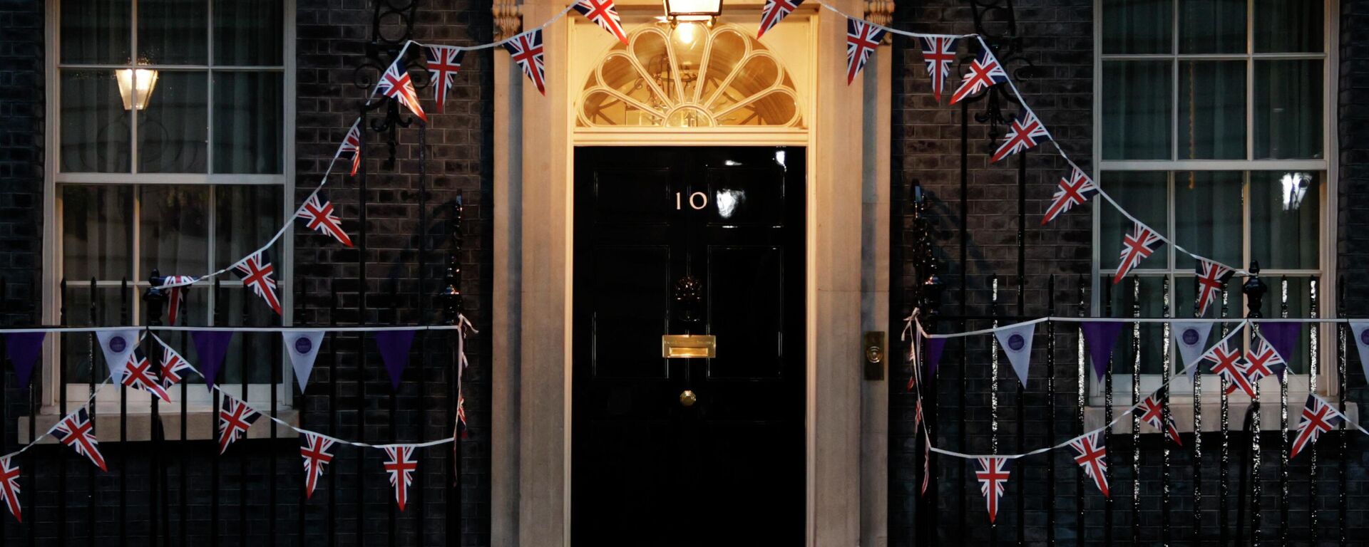 A general view at dusk of 10 Downing Street in London, Monday, June 6, 2022. British Prime Minister Boris Johnson survived a no-confidence vote on Monday, securing enough support from his Conservative Party to remain in office despite a rebellion that leaves him a weakened leader with an uncertain future. - Sputnik International, 1920, 06.07.2022