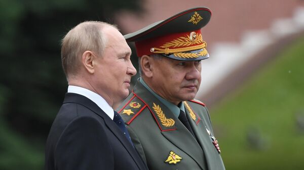 Russian President Vladimir Putin (L) and Defense Minister Sergei Shoigu (R). - Sputnik International