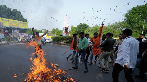 Activists from right wing Hindu organisation Bajrang Dal burn an effigy of Islamic terrorism during a protest against the Tuesday killing of Kanhaiya Lal, a Hindu man in a suspected religious attack in western Udaipur city of Rajasthan state, in Ahmedabad, India, Wednesday, June 29, 2022 - Sputnik International