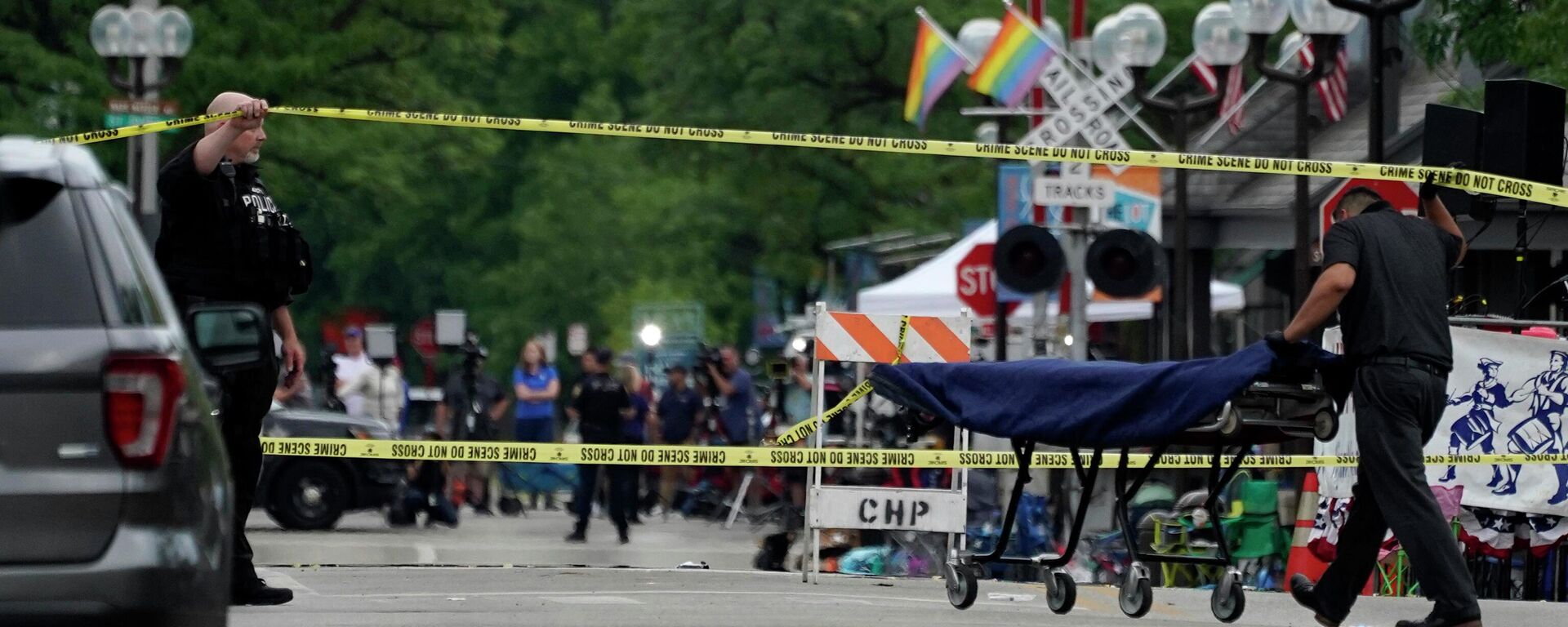 A stretcher is seen after a mass shooting at the Highland Park Fourth of July parade in downtown Highland Park, Ill., a Chicago suburb, Monday, July 4, 2022. (AP Photo/Nam Y. Huh) - Sputnik International, 1920, 18.09.2023