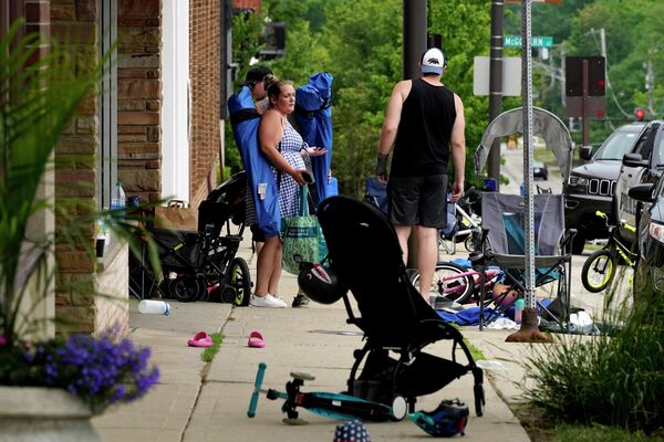 People check their belongings after a mass shooting at the Highland Park Fourth of July parade in downtown Highland Park, a suburb of Chicago, Ill., on Monday, July 4, 2022. - Sputnik International