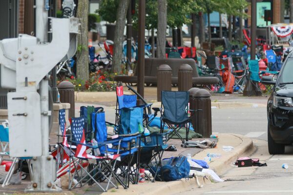Belongings are shown left behind at the scene of a mass shooting along the route of a Fourth of July parade on July 4, 2022 in Highland Park, Illinois. - Sputnik International
