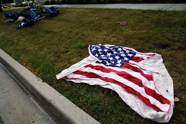 Empty chairs and an American flag blanket lie on the ground after a mass shooting at the Highland Park Fourth of July parade in downtown Highland Park on Monday, July 4, 2022. - Sputnik International