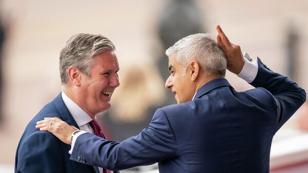 Labour leader Sir Keir Starmer, left, and Mayor of London Sadiq Khan chat as they attend the Platinum Jubilee Pageant in London - Sputnik International