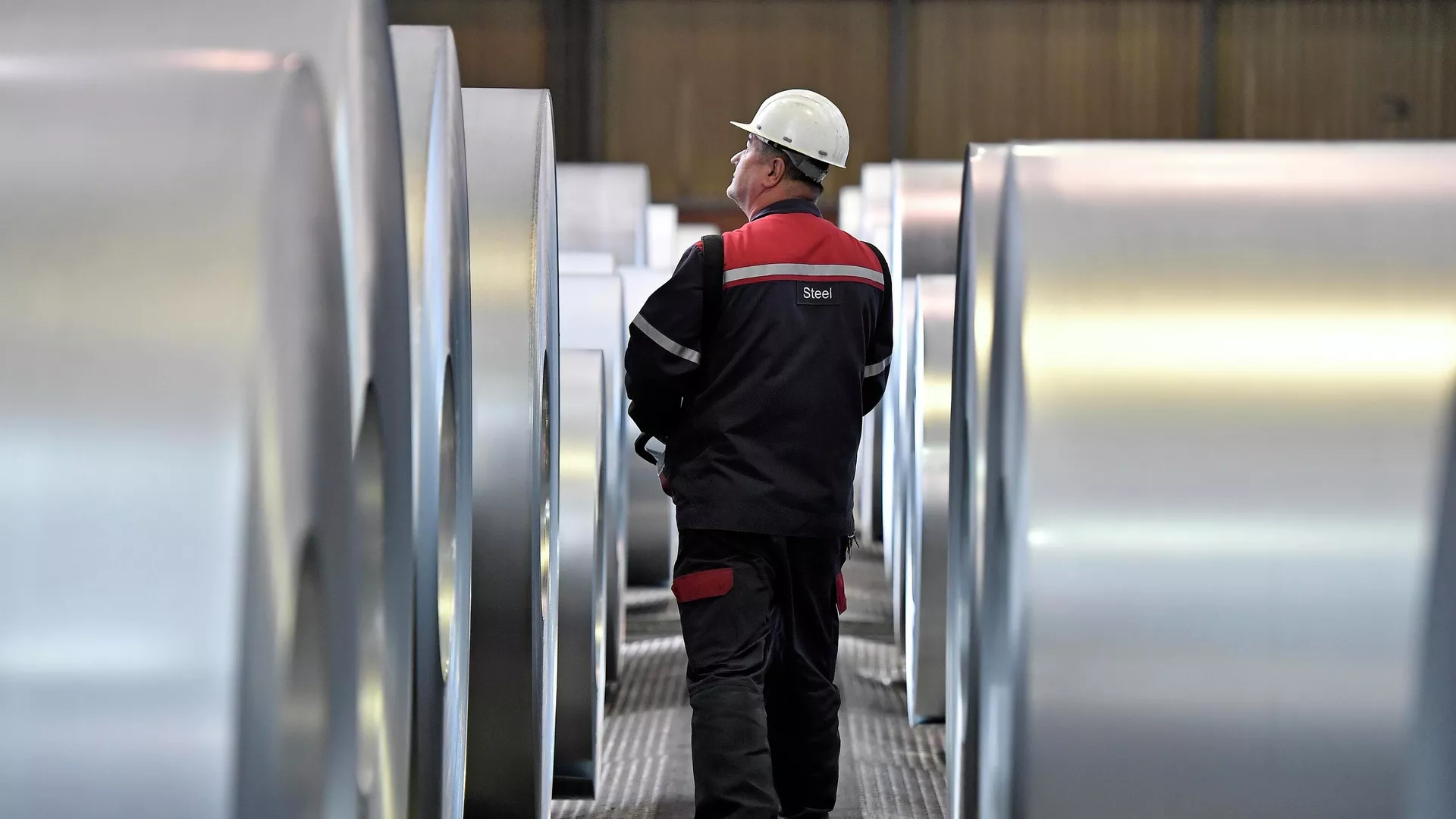 In this April 27, 2018 file photo, a worker controls steel coils at the thyssenkrupp steel factory in Duisburg, Germany - Sputnik International, 1920, 11.02.2025