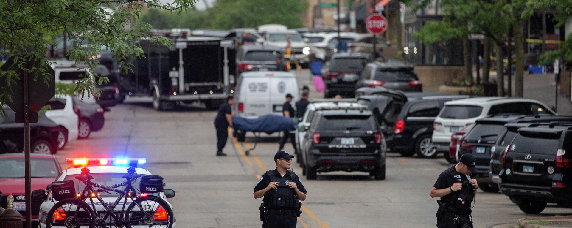 HIGHLAND PARK, IL - JULY 04: First responders take away victims from the scene of a mass shooting at a Fourth of July parade on July 4, 2022 in Highland Park, Illinois. At least six people were killed and 19 injured, according to published reports - Sputnik International, 1920, 05.07.2022