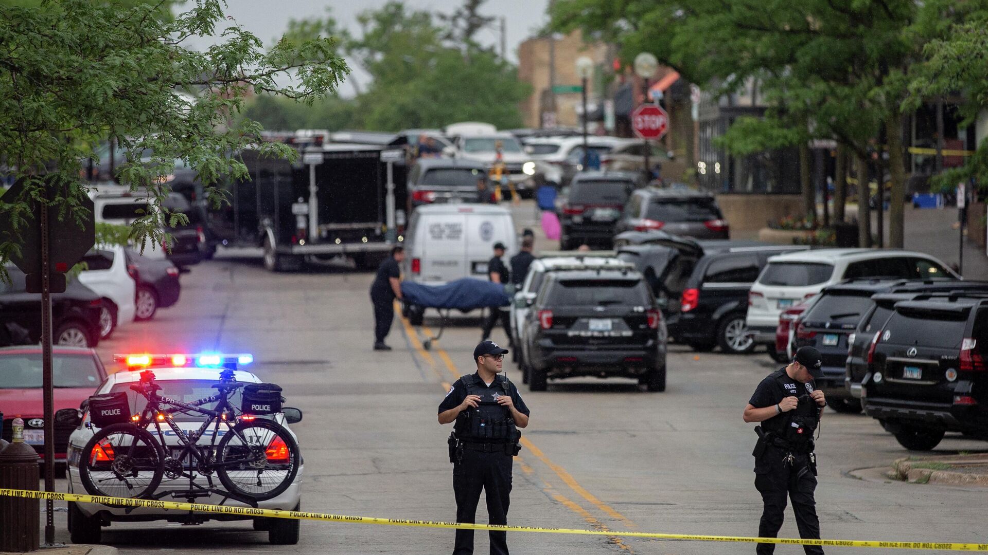 HIGHLAND PARK, IL - JULY 04: First responders take away victims from the scene of a mass shooting at a Fourth of July parade on July 4, 2022 in Highland Park, Illinois. At least six people were killed and 19 injured, according to published reports - Sputnik International, 1920, 05.07.2022