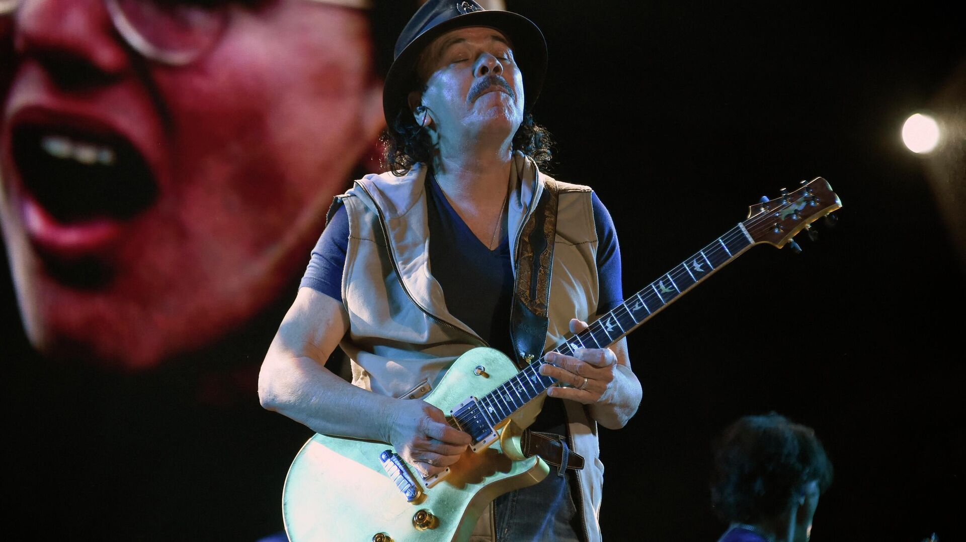 Mexican born guitar player Carlos Santana performs during the second day of the Vive Latino music festival in Mexico City on March 17, 2019 - Sputnik International, 1920, 06.07.2022