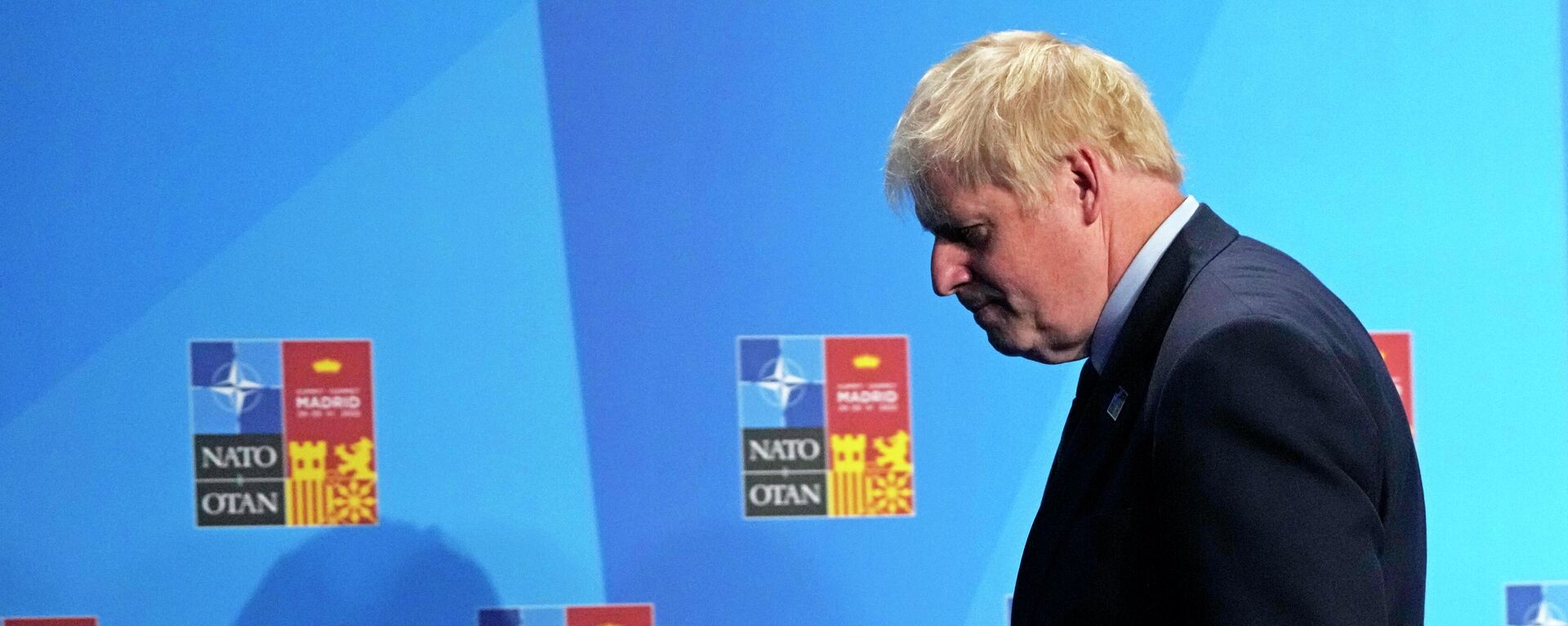 British Prime Minister Boris Johnson steps off the podium after addressing a media conference at a NATO summit in Madrid, Spain on Thursday, June 30, 2022 - Sputnik International, 1920, 28.07.2022
