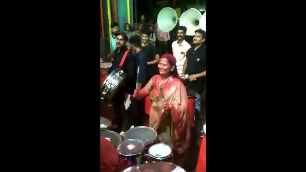 Wife of Maharashtra CM  Eknath Shinde,  Lata Shinde, played drums to welcome him in Thane - Sputnik International