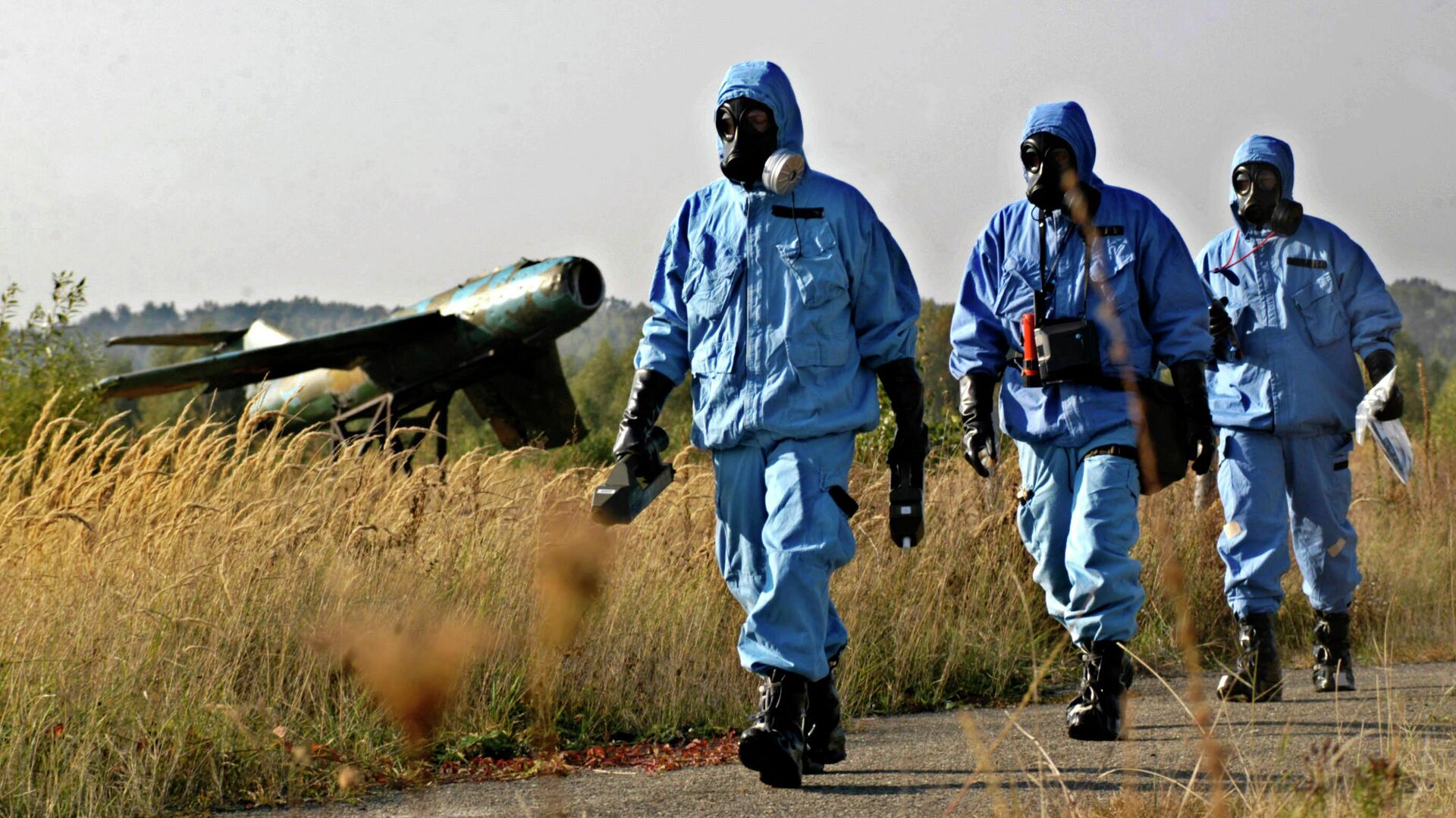 Chemical warfare experts from a multinational team examine the area for traces of contamination with a toxic agent during the NATO-led Joint Assistance exercise in the Yavoriv military training facility, 50 kilometers (31 miles) west of Lviv, Ukraine, Wednesday, Oct. 12, 2005 - Sputnik International, 1920, 28.02.2023