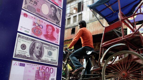 An Indian rickshaw driver rides past a foreign currency exchange shop in New Delhi, India,Thursday, Aug. 22, 2013. - Sputnik International
