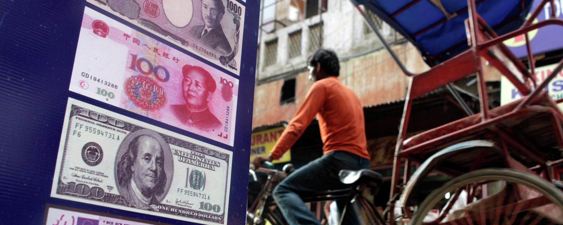 An Indian rickshaw driver rides past a foreign currency exchange shop in New Delhi, India,Thursday, Aug. 22, 2013. - Sputnik International, 1920, 21.04.2024