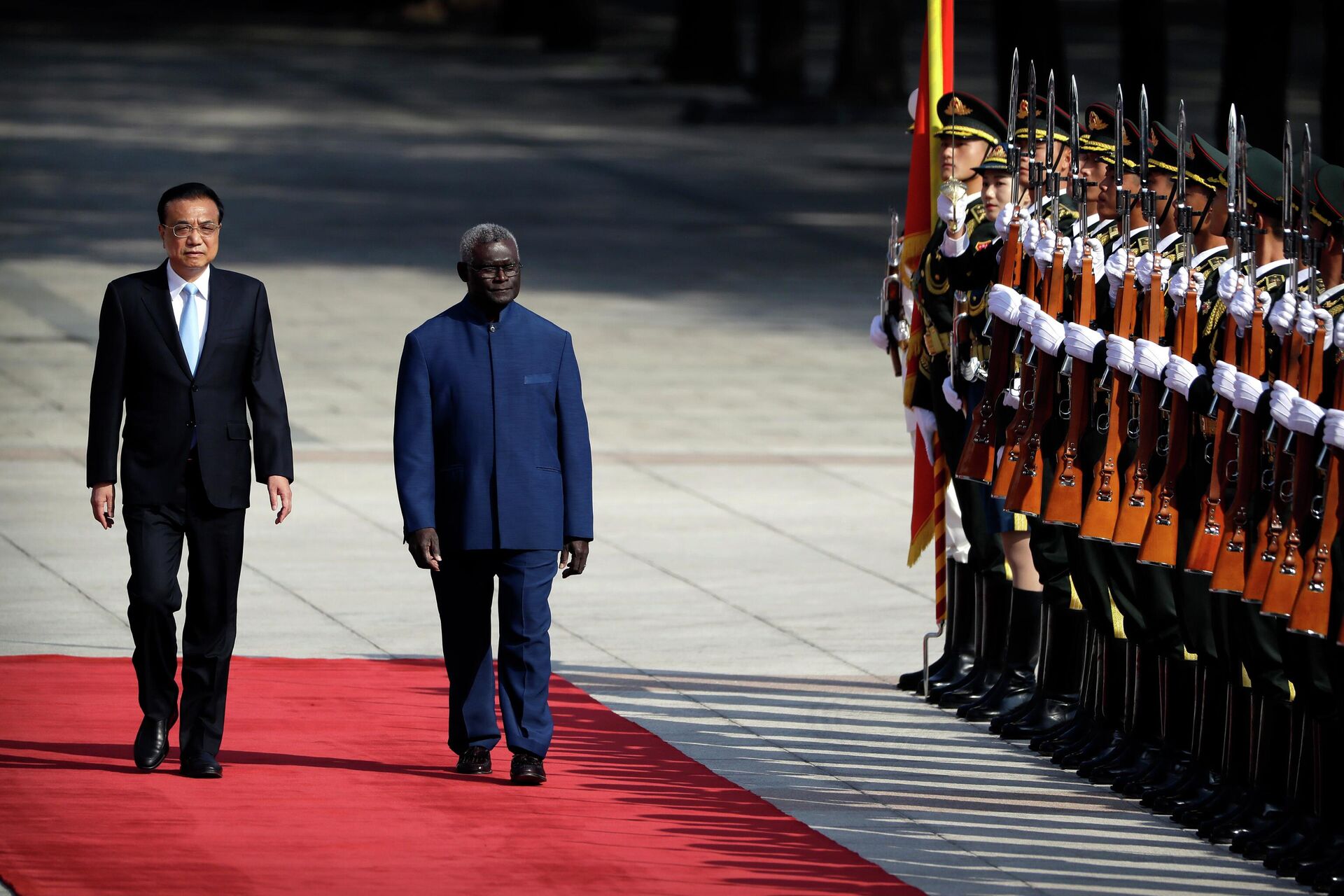 Chinese Premier Li Keqiang, left, and Solomon Islands Prime Minister Manasseh Sogavare review an honor guard during a welcome ceremony at the Great Hall of the People in Beijing, Wednesday, Oct. 9, 2019. - Sputnik International, 1920, 13.09.2022