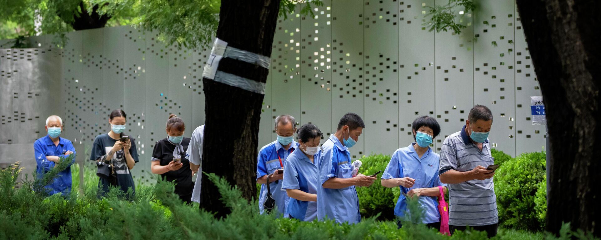 People wearing face masks stand in line for COVID-19 tests at a coronavirus testing site in Beijing, Wednesday, July 6, 2022. Residents of parts of Shanghai and Beijing have been ordered to undergo further rounds of COVID-19 testing following the discovery of new cases in the two cities, while additional restrictions remain in place in Hong Kong, Macao and other cities. - Sputnik International, 1920, 28.12.2022