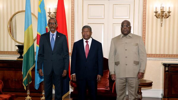 Rwanda President Paul Kagame (L), Angola President Joao Lourenco (C) and Democratic Republic of Congo President Felix Tshisekedi (R) pose for a photograph in Luanda on July 6, 2022, as they meet for talks after an upsurge in violence in eastern DRC. - Sputnik International