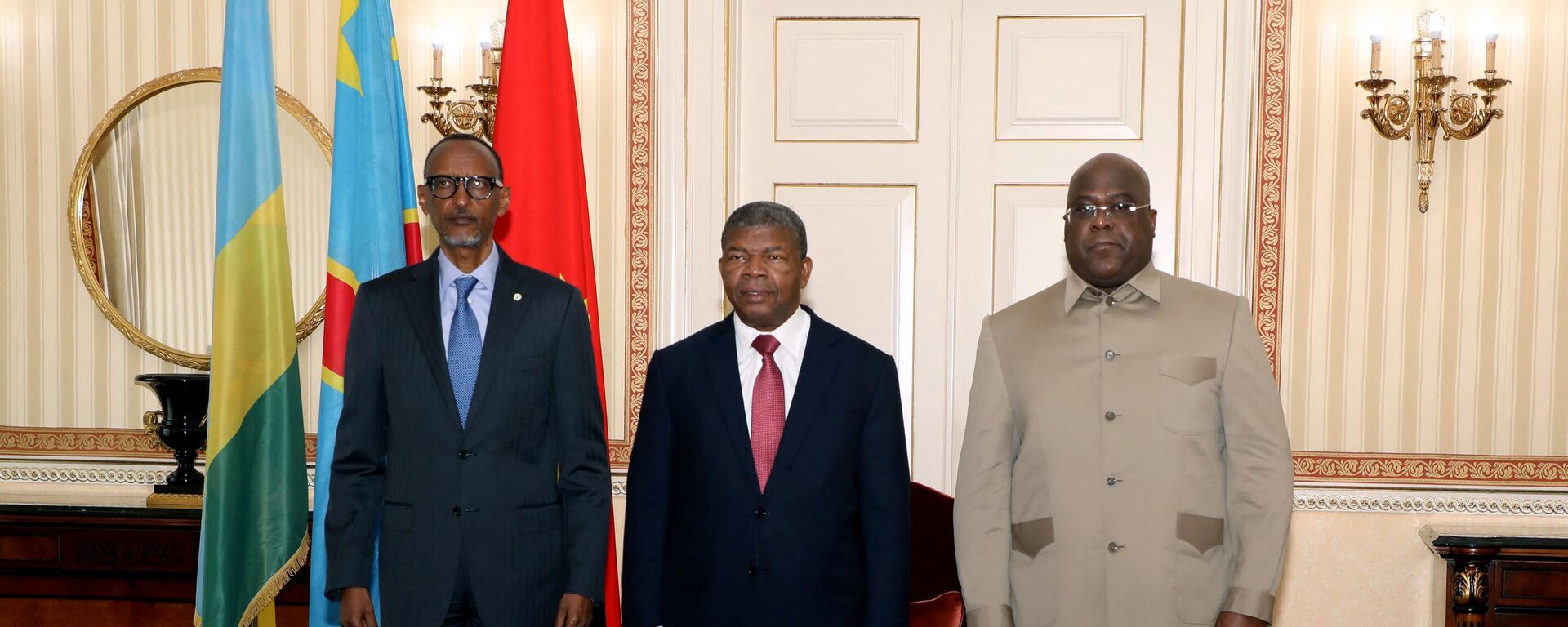 Rwanda President Paul Kagame (L), Angola President Joao Lourenco (C) and Democratic Republic of Congo President Felix Tshisekedi (R) pose for a photograph in Luanda on July 6, 2022, as they meet for talks after an upsurge in violence in eastern DRC. - Sputnik International, 1920, 06.07.2022