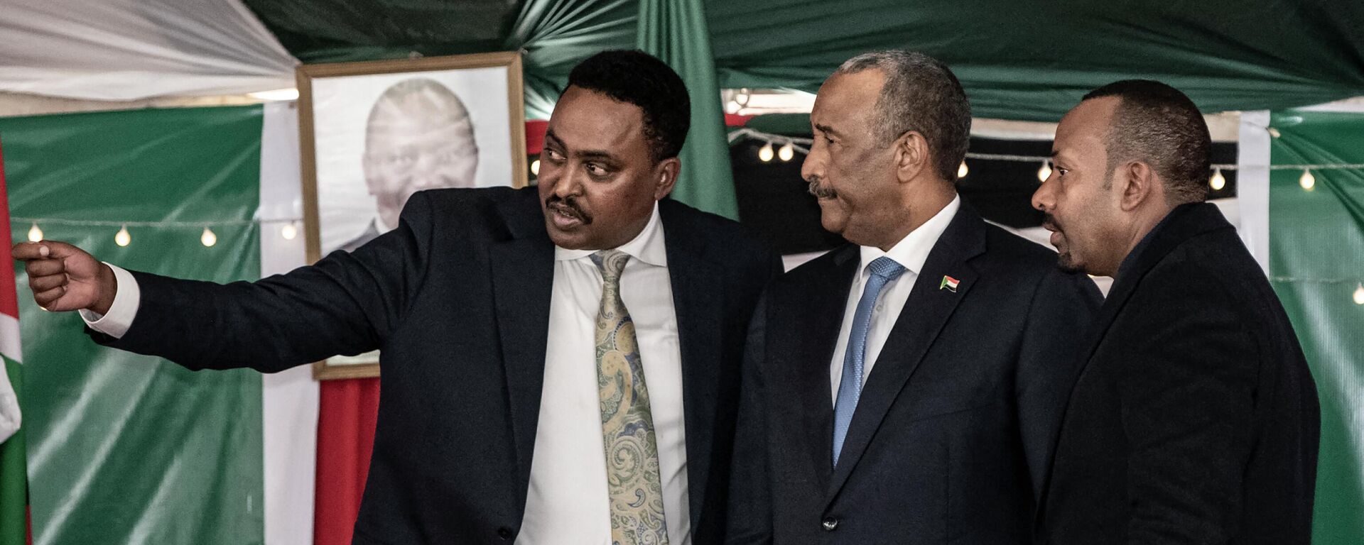 Executive Secretary of the Inter-Governmental Authority on Development (IGAD) and Ethiopia's Former Minister of Foreign Affairs Workneh Gebeyahu (L) gestures next to Sudan's President of the Transitional Sovereignty Council Abdel Fattah al-Burhan (C) and Ethiopia President Abiy Ahmed (R) during the 39th IGAD extraordinary summit in Nairobi on July 5, 2022. - Sputnik International, 1920, 17.02.2023