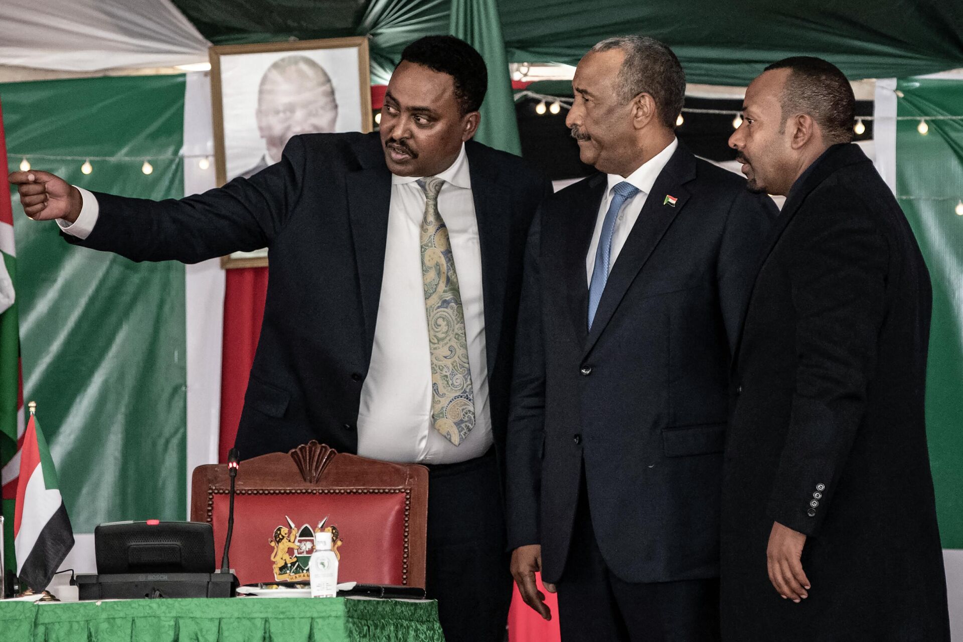 Executive Secretary of the Inter-Governmental Authority on Development (IGAD) and Ethiopia's Former Minister of Foreign Affairs Workneh Gebeyahu (L) gestures next to Sudan's President of the Transitional Sovereignty Council Abdel Fattah al-Burhan (C) and Ethiopia President Abiy Ahmed (R) during the 39th IGAD extraordinary summit in Nairobi on July 5, 2022. - Sputnik International, 1920, 24.08.2022