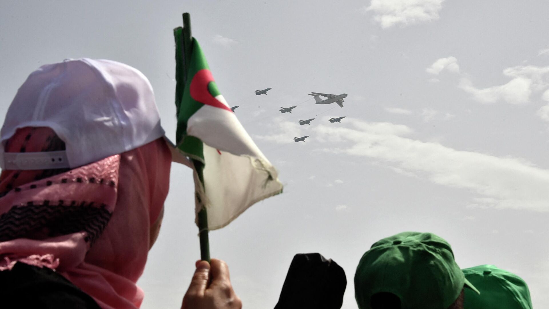 Algerian airforce fly in formation over the capital Algiers on July 5, 2022, as the country celebrates the 60th anniversary of its independence. - Sputnik International, 1920, 06.07.2022