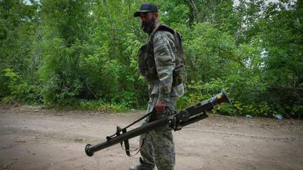 A Ukrainian soldier carries a U.S.-supplied Stinger - Sputnik International