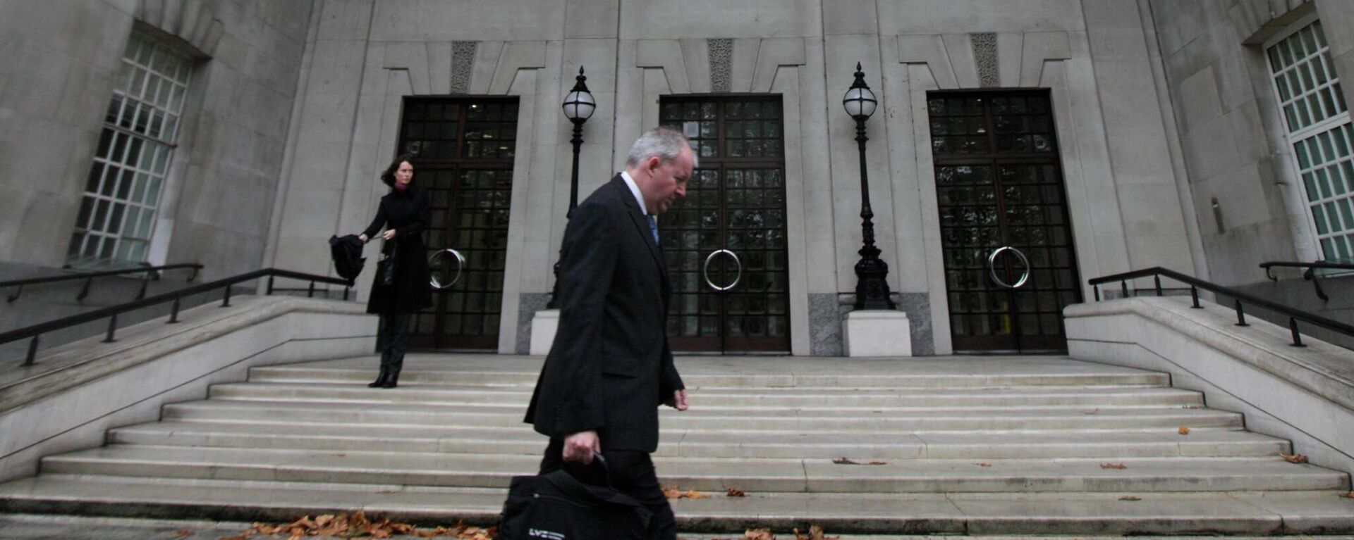 A man walks past the building housing the British Security Service, MI5 in central London, Monday Oct. 5, 2009 - Sputnik International, 1920, 07.07.2022