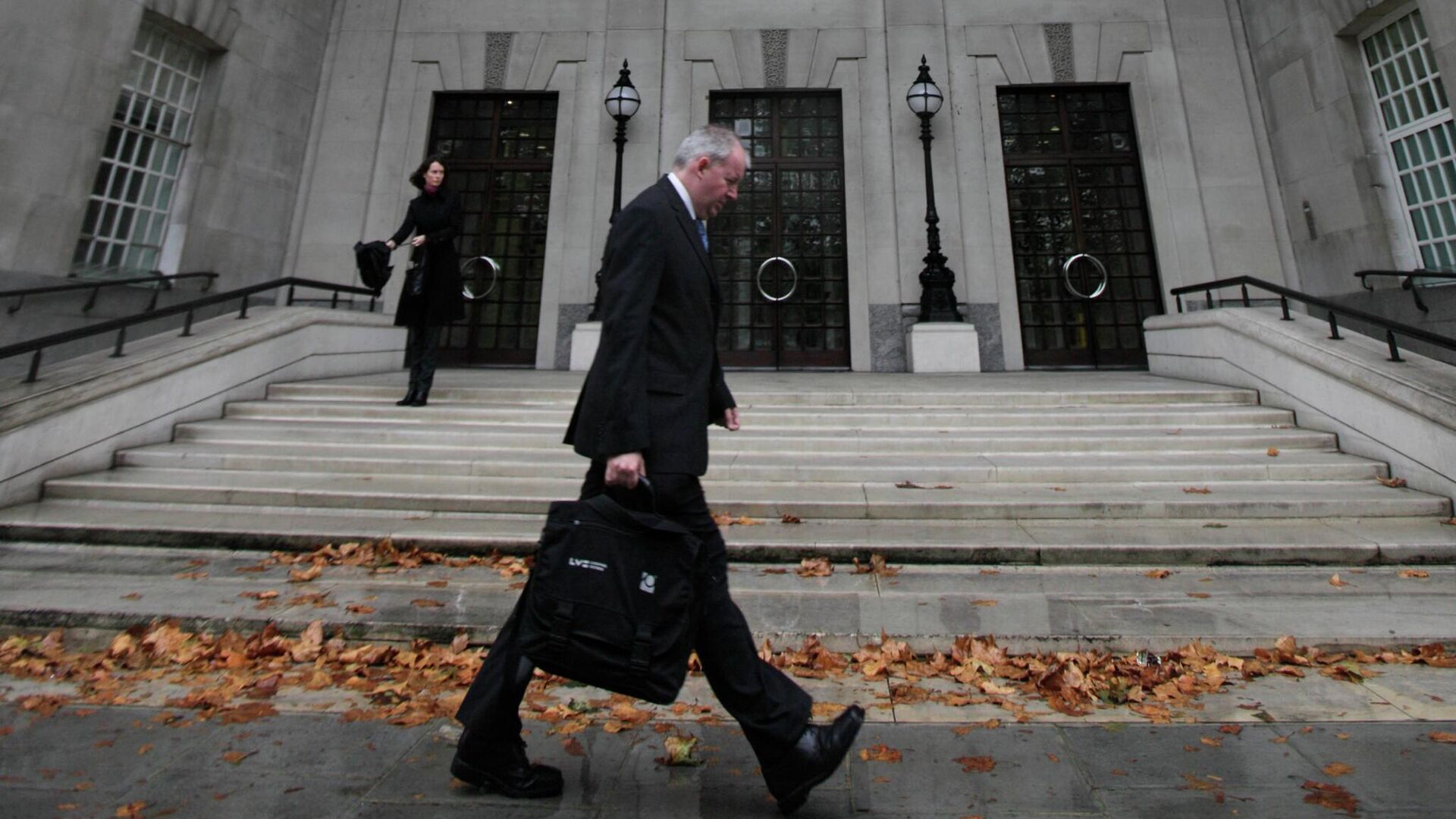 A man walks past the building housing the British Security Service, MI5 in central London, Monday Oct. 5, 2009 - Sputnik International, 1920, 05.06.2025