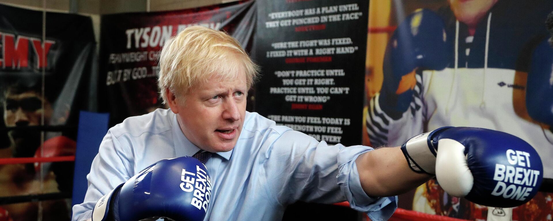 FILE - Britain's Prime Minister Boris Johnson poses for a photo wearing boxing gloves during a stop in his General Election Campaign trail - Sputnik International, 1920, 07.07.2022