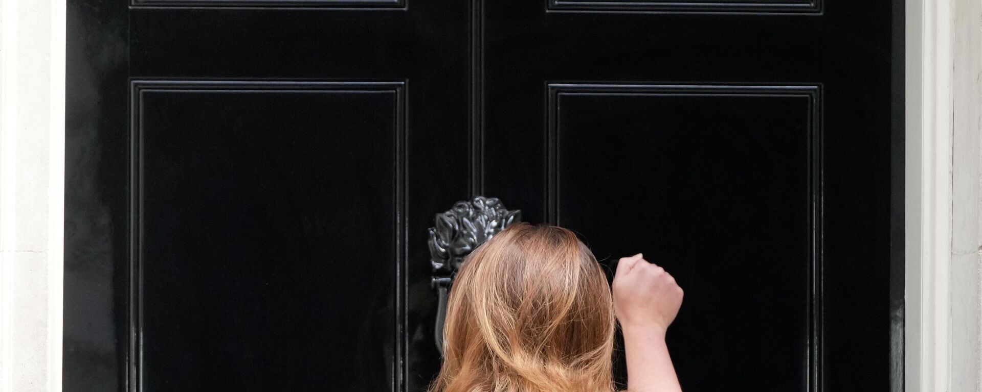 A woman knocks the front door of 10 Downing Street in London, Wednesday, July 6, 2022 - Sputnik International, 1920, 12.07.2022