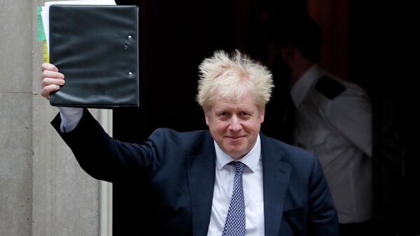 Премьер-министр Великобритании Борис Джонсон у своей резиденции на Даунинг-стрит в Лондоне - Sputnik International