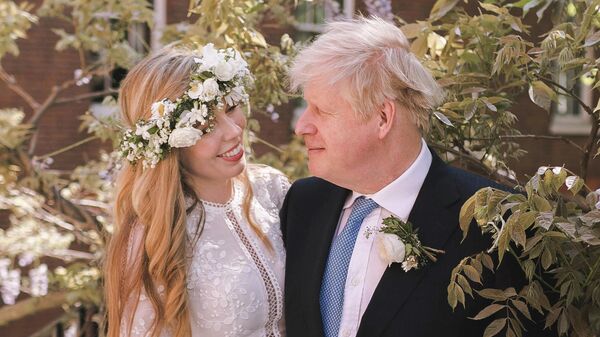 Britain's Prime Minister Boris Johnson and his wife Carrie Johnson in the garden of 10 Downing Street, London after their wedding on Saturday, May 29, 2021. - Sputnik International