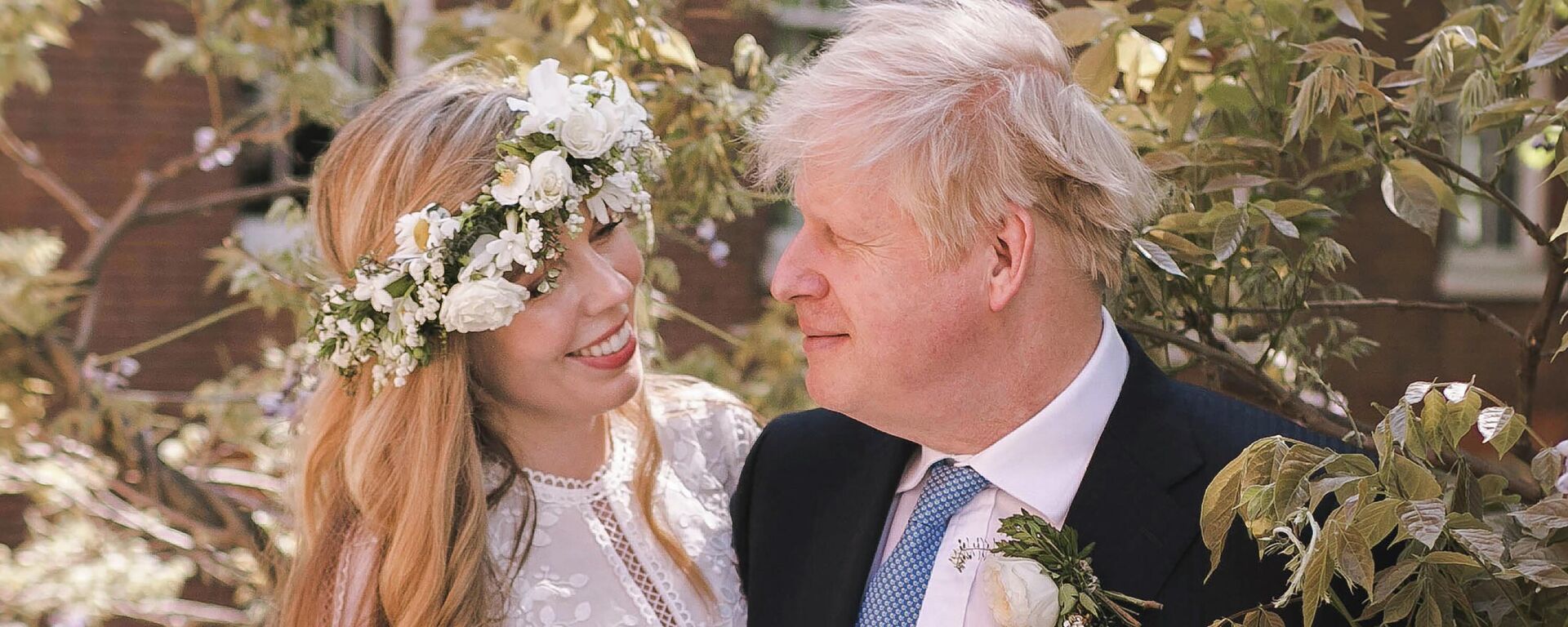 Britain's Prime Minister Boris Johnson and his wife Carrie Johnson in the garden of 10 Downing Street, London after their wedding on Saturday, May 29, 2021. - Sputnik International, 1920, 08.07.2022
