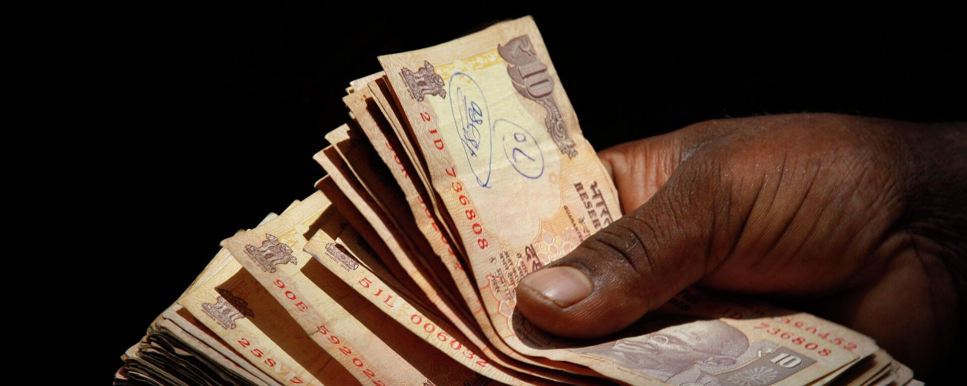 An Indian vendor counts 10 rupee notes at a shop in Hyderabad, India, Sunday, Sept. 1, 2013. - Sputnik International, 1920, 12.10.2022