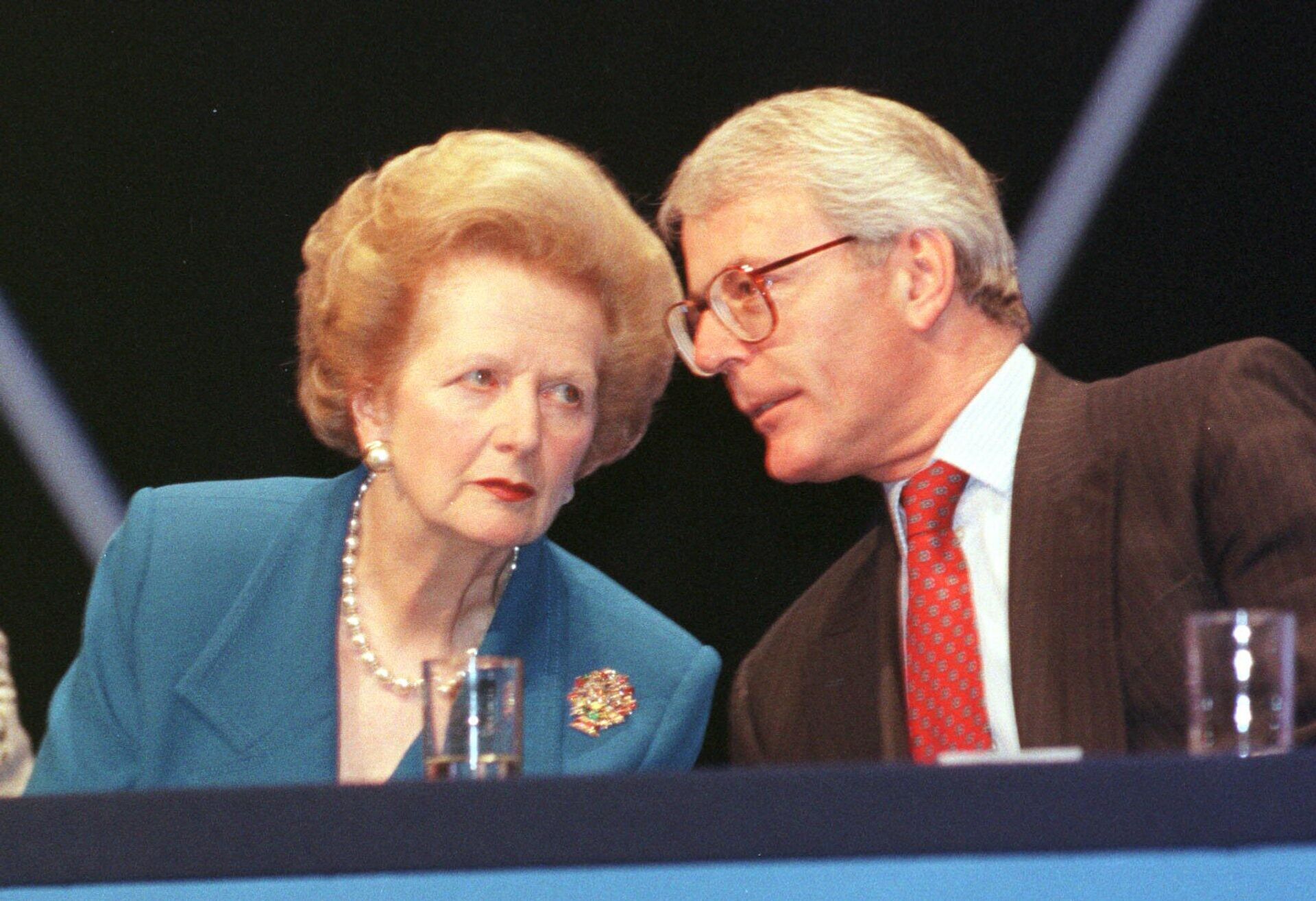 British Prime Minister John Major,right,talks to former British Prime Minister Margaret Thatcher while they are seated at the podium on opening day of the Conservative Party convention in Bournemouth, England, Tuesday Oct. 8, 1996 - Sputnik International, 1920, 07.07.2022