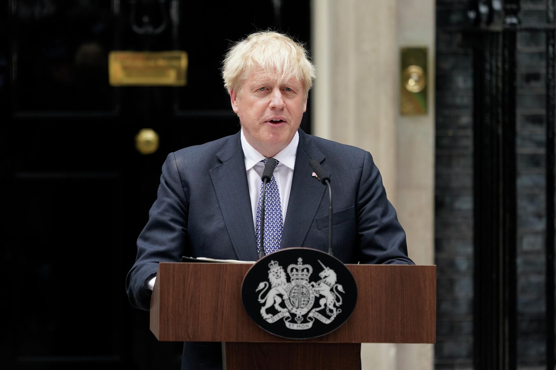 British Prime Minister Boris Johnson speaks to media next to 10 Downing Street in London, Thursday, July 7, 2022 - Sputnik International, 1920, 16.07.2022