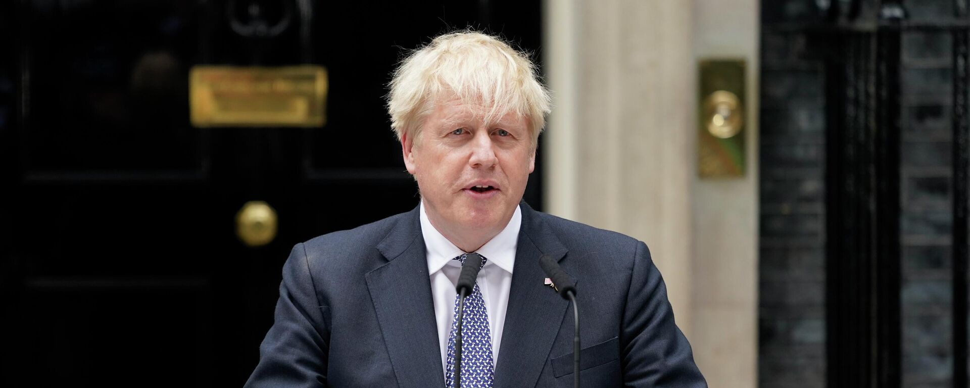 British Prime Minister Boris Johnson speaks to media next to 10 Downing Street in London, Thursday, July 7, 2022 - Sputnik International, 1920, 07.07.2022