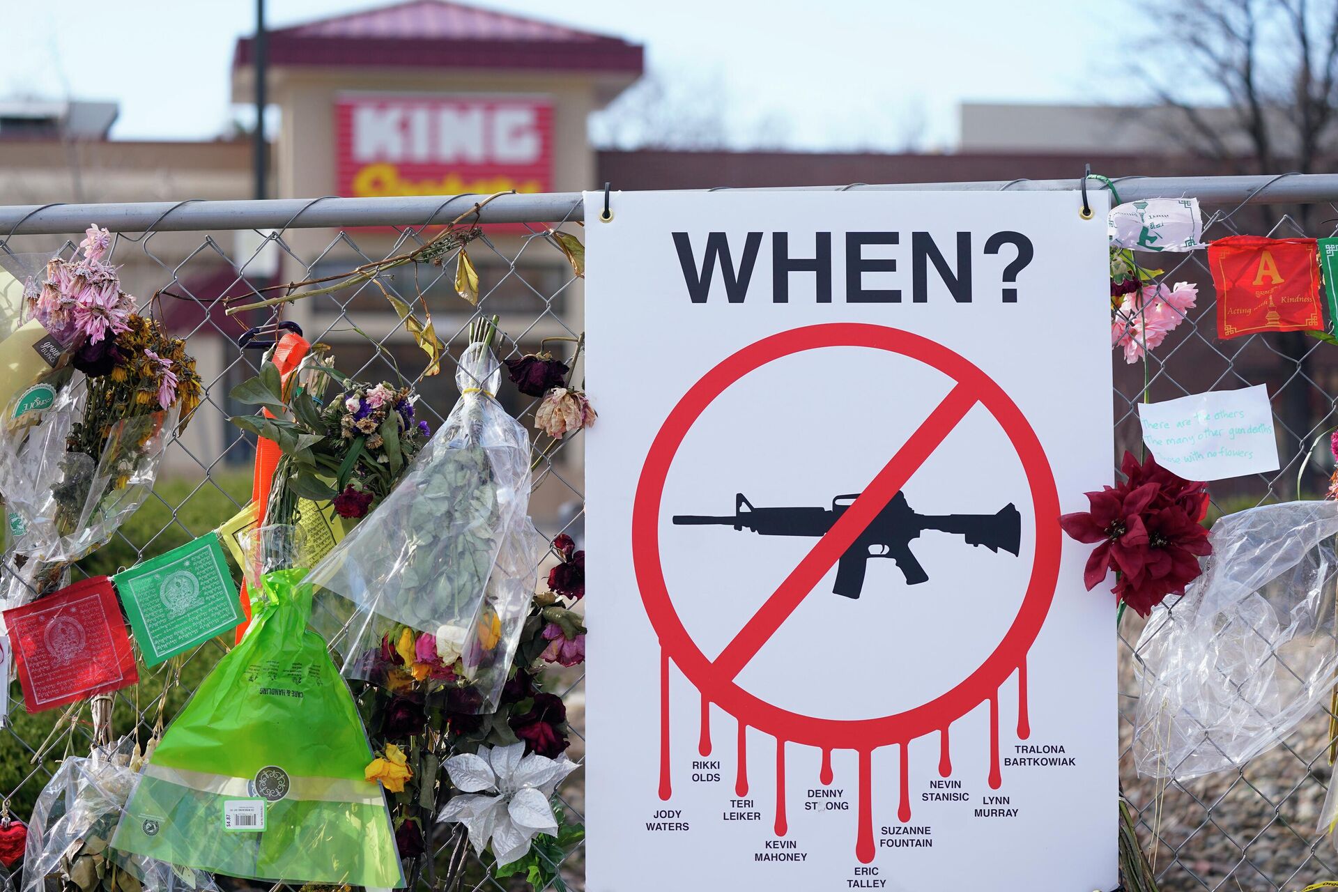  Tributes hang on the temporary fence surrounding the parking lot in front of a King Soopers grocery store in which 10 people died in a late March mass shooting, Friday, April 9, 2021, in Boulder, Colo.  - Sputnik International, 1920, 01.09.2022