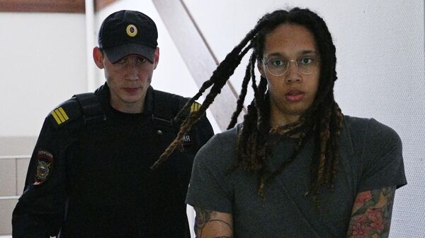 A law enforcement officer escorted US basketball star Brittney Griner before a preliminary hearing ahead of her trial in Khimki, outside Moscow, Russia - Sputnik International