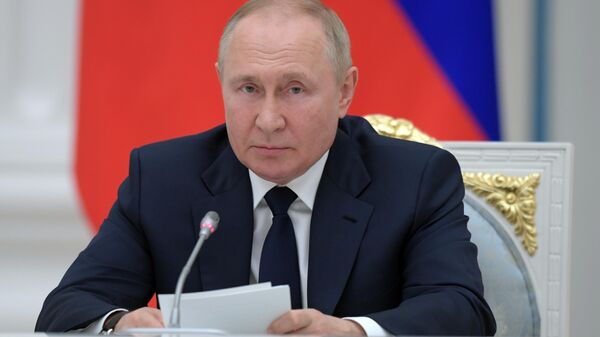 Russian President Vladimir Putin meets with leaders of the Russian Duma on Thursday, July 7, 2022. - Sputnik International